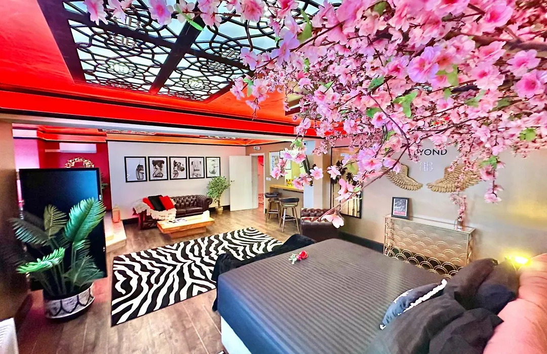 Beyond - Romantic Basement Apartment - Close To Beach - With Parking-1