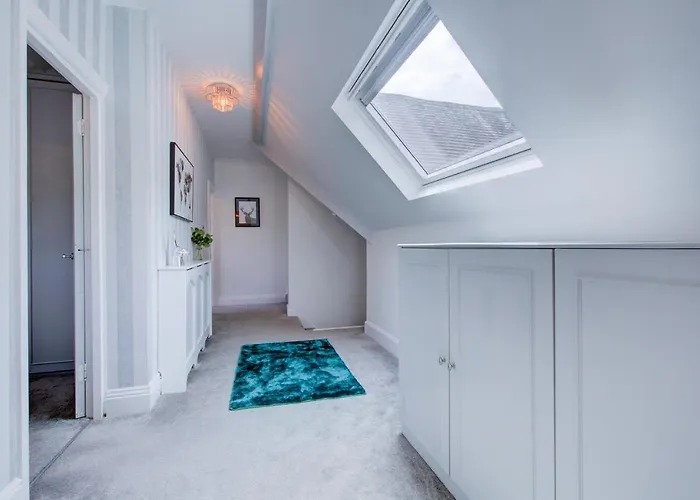 Large 3 Bedroom With Free Parking Near Beach And Meyrick Park Fast Wifi